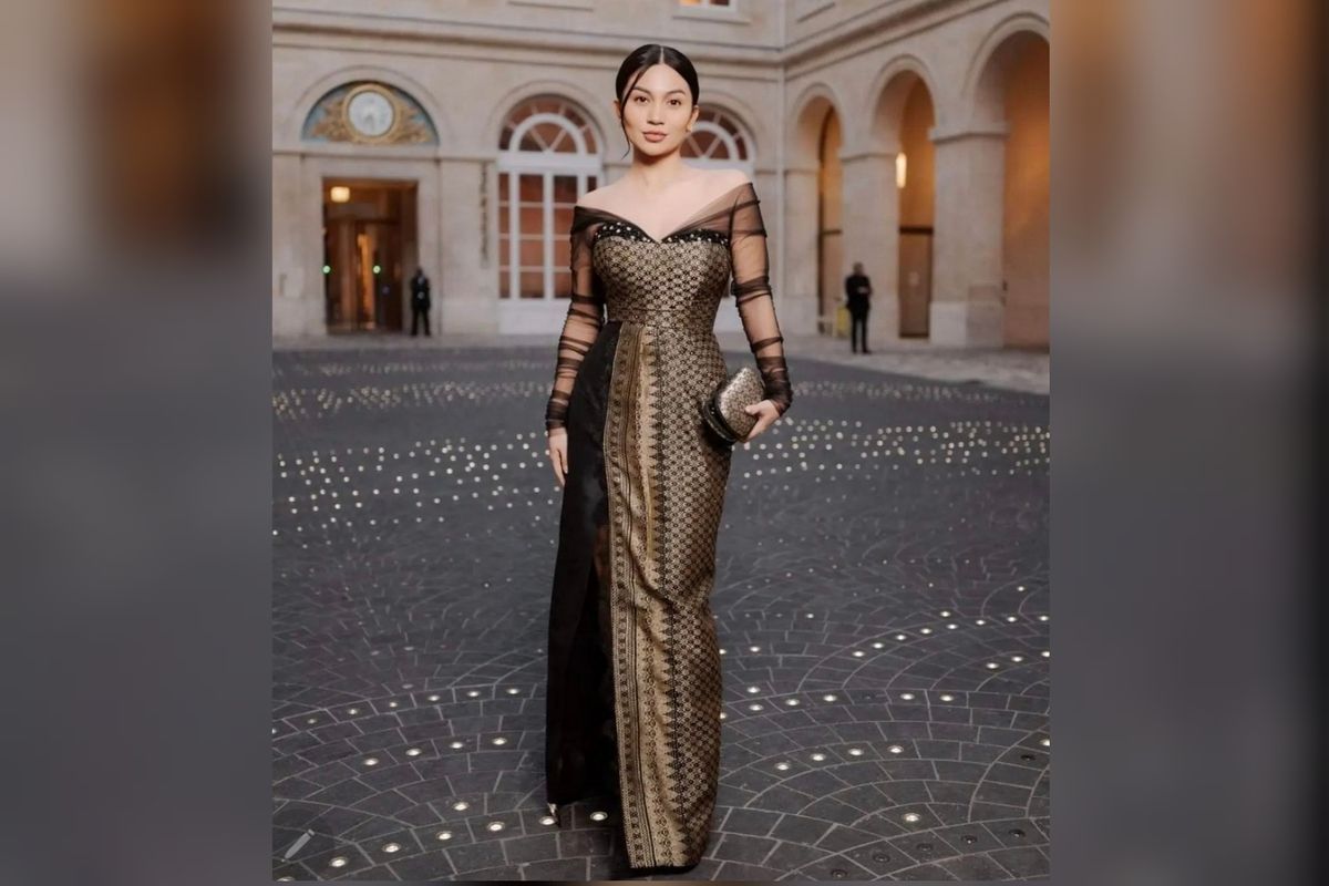 Ariel Tatum mengenakan gaun berbahan songket Aceh, hasil rancangan Didiet Maulana saat hadir di Paris Fashion Week