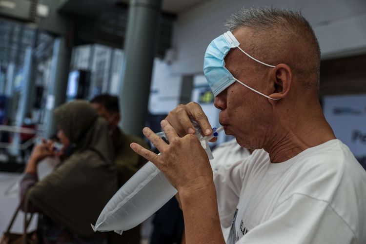 Prospective long-distance train passengers follow the GeNose C19 breath sample test at Pasar Senen Station, Central Jakarta, on Thursday, February 4, 2021.