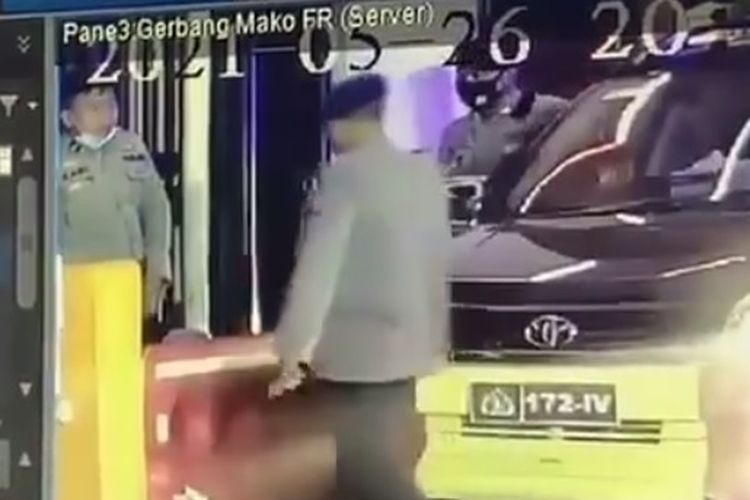 Viral di media sosial video perwira polisi memukul seorang anggota polisi yang berjaga di pos masuk Markas Polda Riau di Jalan Pattimura, Kota Pekanbaru, Riau.