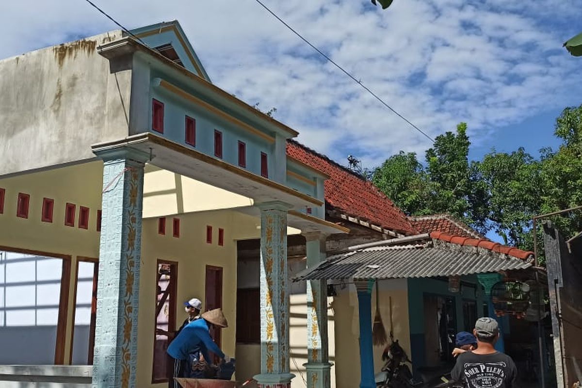 BONGKAR-- Rumah pasangan suami istri RH (40) dan SN (39), warga Desa Karanglo Lor, Kecamatan Sukorejo, Kabupaten Ponorogo dibongkar, Rabu (16/2/2022). Pembongkaran rumah dipicu dari kecemburuan keduanya menuduh memiliki selingkuhan.