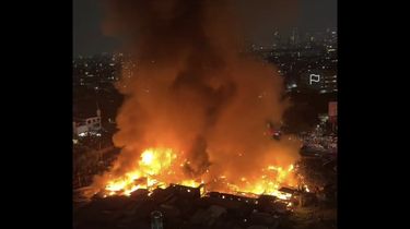 Dua Ledakan Terdengar Saat Kebakaran Permukiman Pasar Jiung Kemayoran