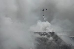 Kebakaran TPA Putri Cempo, Helikopter 'Water Bombing' Berkapasitas 9.000 Liter Air Mulai Diterjunkan