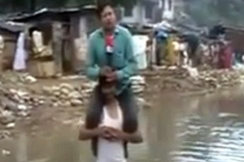 Laporkan Berita Sambil Digendong Korban Banjir, Wartawan India Dikecam