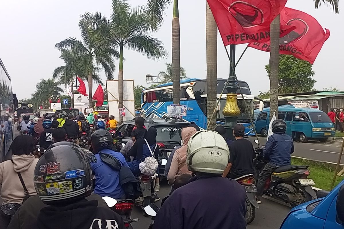 Kondisi kemacetan yang terjadi di Jalan Alternatif Sentul, Babakan Madang, Kabupaten Bogor, Jawa Barat, Jumat (9/2/2024).
