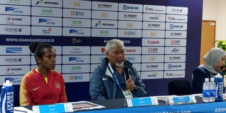 Pelatih timnas putri Indonesia, Satia Bagdja (kanan), dalam konferensi pers usai laga melawan Taiwan pada pertandingan kedua penyisihan Grup A Asian Games 2018, Minggu (19/8/2018).