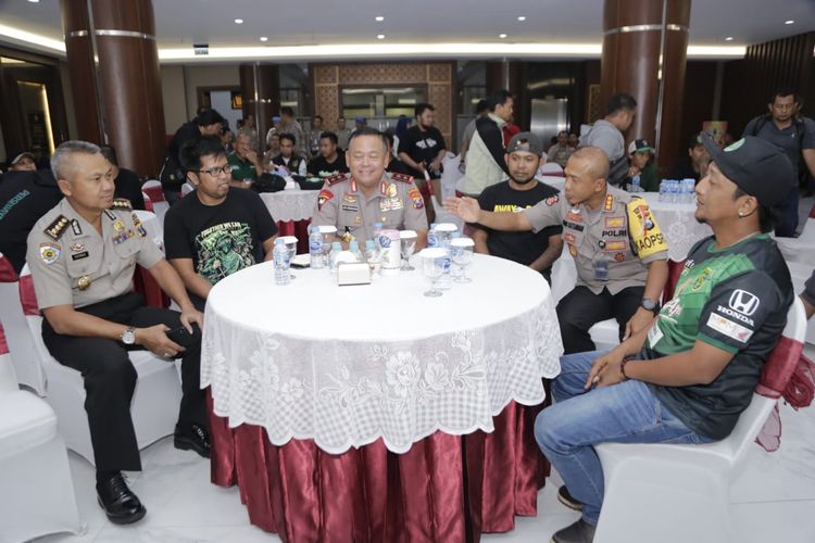 Kapolda Jatim Irjen Luki Hermawan mengumpulkan pentolan Bonek jelang laga final sepakbola Piala Presiden 2019, Senin (8/4/2019) malam