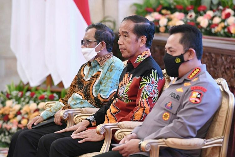 Presiden Joko Widodo duduk bersama Menko Polhukam Mahfud MD dan Kapolri Jenderal Listyo Sigit Prabowo saat pengarahan di Istana Negara, Jumat (14/10/2022).