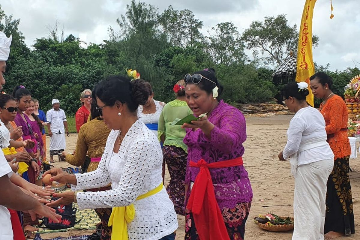 Ayu Kembarati and other Balinese Hindus living in Darwin attend Melasti, a purification ceremony ahead of the holy day of Nyepi, in Casuarina Beach recently. 