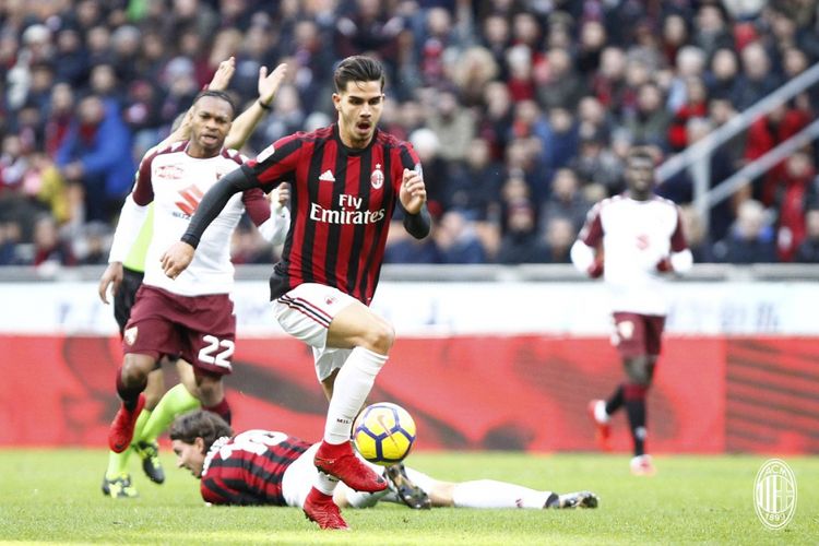 Aksi striker AC Milan, Andre Silva, saat laga melawan Torino pada lanjutan laga Serie A, Minggu (26/11/2017).