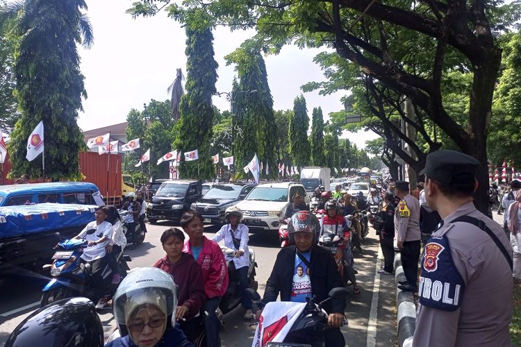 Situasi arus lalu lintas mengalami kepadatan imbas ribuan simpatisan mengantar pasangan calon Bupati dan wakil Bupati Bogor Rudy Susmanto-Jaro Ade ke KPU, Kabupaten Bogor, Jawa Barat, Kamis (29/8/2024).