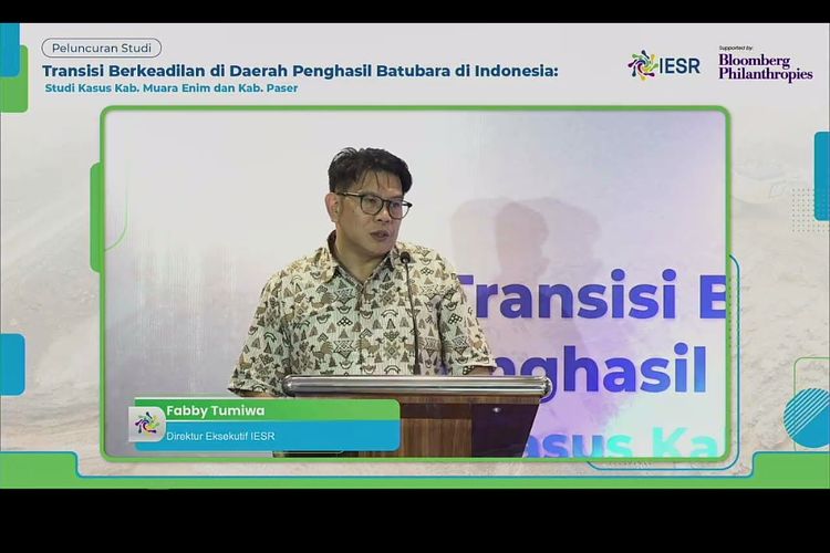 Tangkapan layar dari Zoom yang menunjukkan Direktur Eksekutif Institute for Essential Services Reform (IESR) Fabby Tumiwa menyampaikan pidato dalam peluncuran studi berjudul Just Transition in Indonesia?s Coal Producing Regions, Case Studies Paser and Muara Enim, Jumat (1/8/2023).