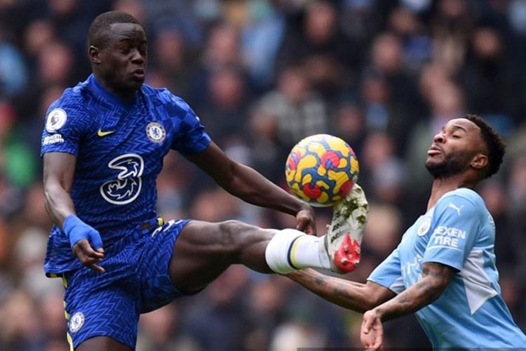 Bek Chelsea, Malang Sarr, terlibat duel perebutan bola dengan penyerang Man City, Raheem Sterling, dalam laga Liga Inggris 2021-2022, Sabtu 15 Januari 2022.