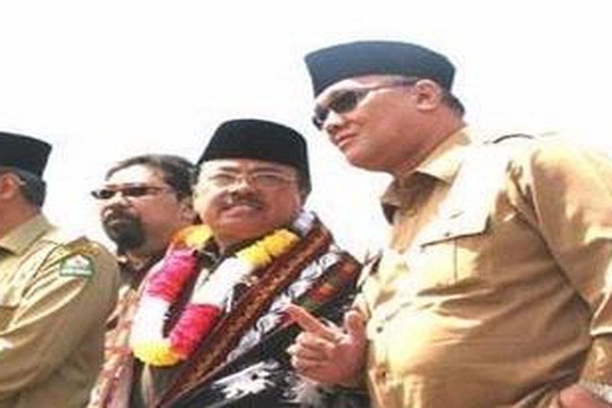 Bupati Kabupaten Bener Meriah, Provinsi Aceh, Tagore AB (kanan) mendampingi Menakertrans 