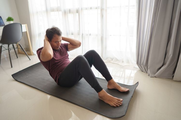 Tidak dianjurkan meletakkan tangan di leher belakang saat sit up karena akan menarik leher. Tidak mempraktikkan gerakan yang benar tidak akan memberikan manfaat sit up yang optimal, serta membuat kita rawan cedera.