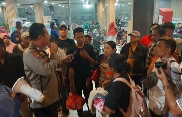 Penumpang setelah dievakuasi di kumpulkan di ruang tunggu Pelabuhan Merak untuk dilakukan pendataan oleh petugas. Sabtu (6/5/2023).
