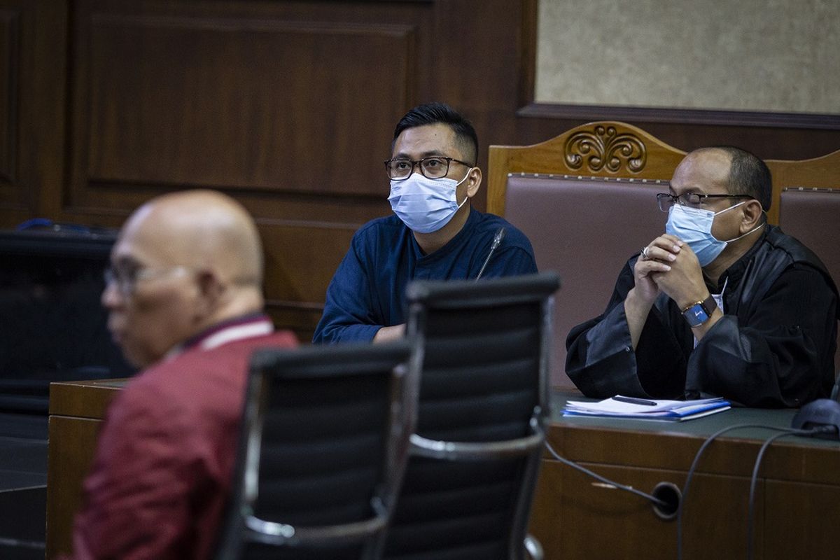 Terdakwa kasus dugaan suap pengurusan fatwa Mahkamah Agung (MA) Andi Irfan Jaya (tengah) mengikuti sidang lanjutan di Pengadilan Tipikor, Jakarta, Rabu (2/12/2020). Sidang tersebut beragendakan mendengar keterangan saksi yang dihadirkan Jaksa Penuntut Umum (JPU). ANTARA FOTO/Dhemas Reviyanto/rwa.