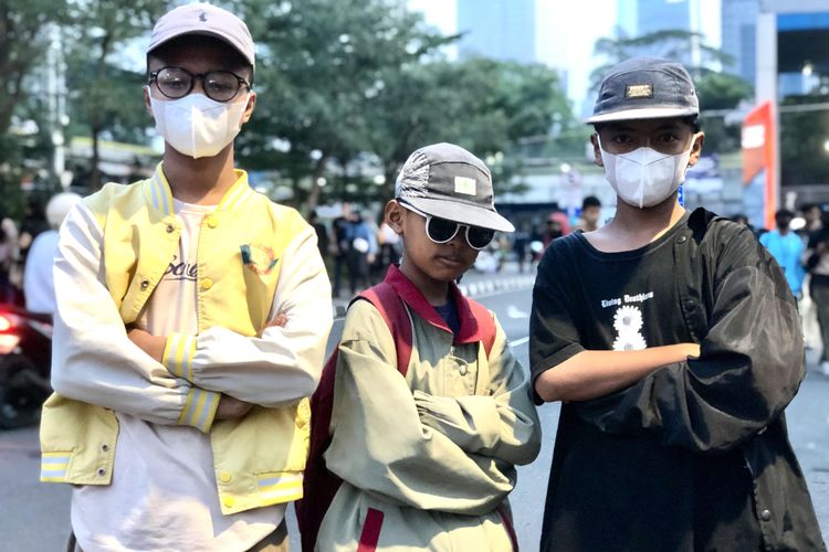 Tiga remaja asal Depok (Rifki - Boy - Ridho) mengaku senang nongkrong di Citayam Fashion Week, Selasa (20/7/2022). 