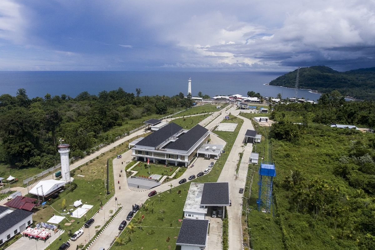 Foto aerial Pos Lintas Batas Negara (PLBN) Terpadu Skouw di Jayapura, Papua, Selasa (14/11/2017). Desain PLBN Terpadu Skouw di Distrik Muara Tami ini mengadaptasi bentuk bangunan khas Rumah Tangfa dengan ornamen lokal pada sisi luar bangunan.