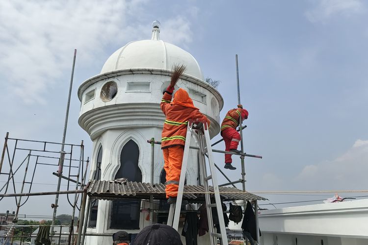 Renovasi Kubah Masjid di Pasuruan Terhambat Sarang Tawon 40 Cm