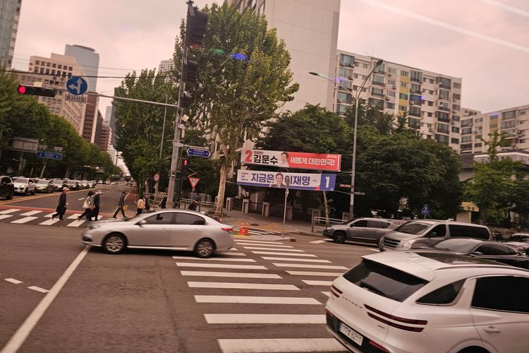 Spanduk capres Korea Selatan nomor urut 1, Lee Jae-myung dari Partai Demokrat dan nomor urut 2, Kim Moon-soo dari Partai Kekuatan Rakyat/People Power Party. Keduanya menjadi kandidat terpopuler berdasarkan jejak pendapat sementara.