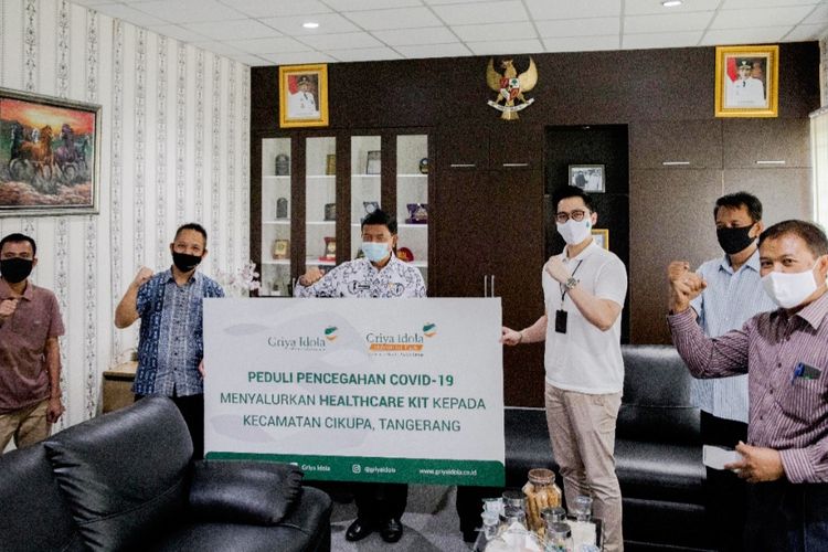 PT Griya Idola, pengembangan kawasan industri Griya Industrial Park (GIIP) membagikan ribuan perangkat kesehatan healthcare kit kepada masyarakat di sekitar kecamatan Cikupa, Tangerang, Selasa (15/9/2020).