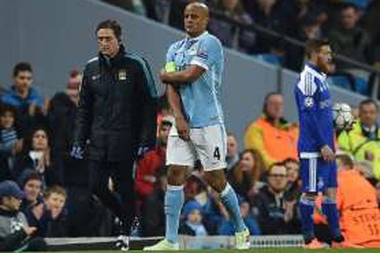 Kapten Manchester City, Vincent Kompany, alami cedera betis pada laga versus Dynamo Kyiv di Stadion Etihad, Selasa (15/3/2016). 