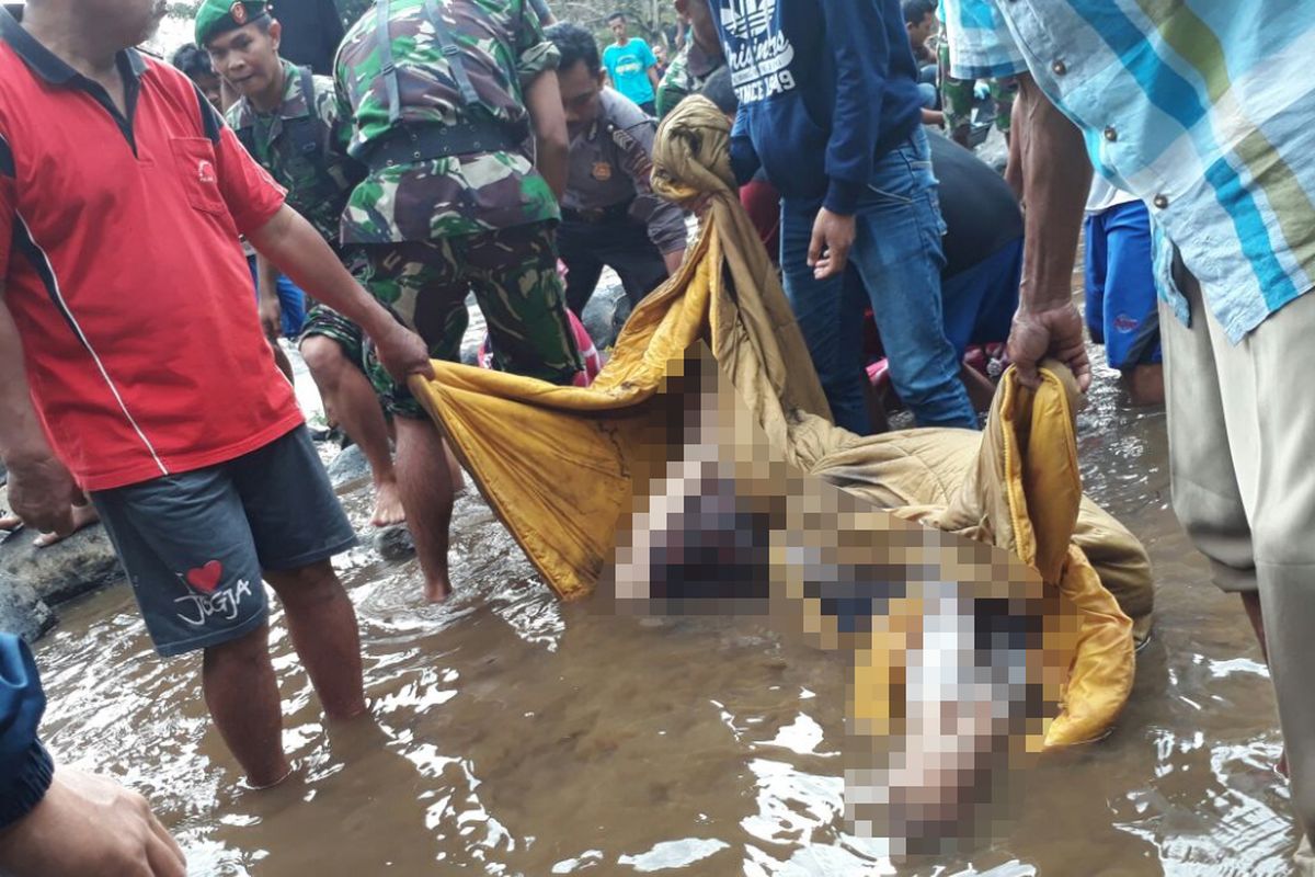 Salah satu mayat yang ditemukan di Sungai Klawing, Desa Palumbungan, Kecamatan Bobotsari, Purbalingga, Jawa Tengah, Senin (11/9/2017).
