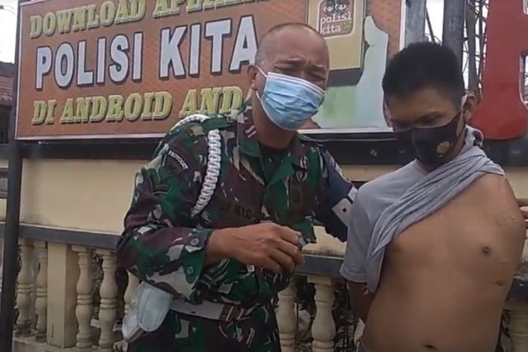 Foto: Serda Lili Muhammad Yusuf Ginting bersama anaknya, Teguh Syahputra Ginting (20) usai memberikan keterangan di Polres Pematangsiantar, Jalan Sudirman, Senin 11 Januari 2021. [Foto: Screenshot Video]