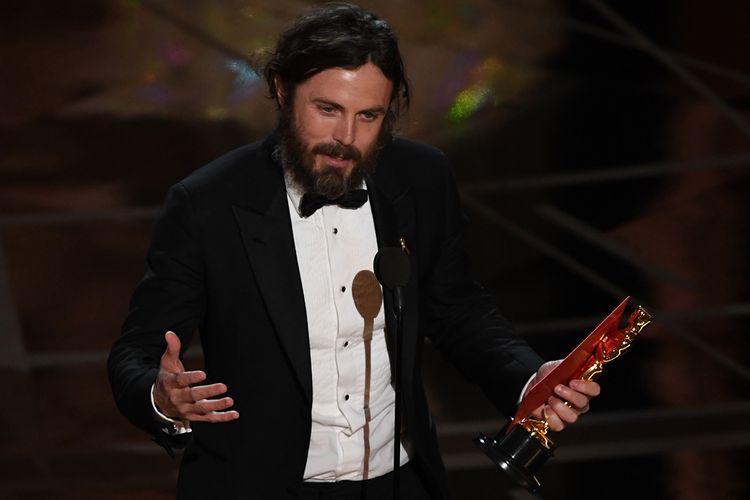 Aktor asal AS, Casey Affleck, memberikan sambutan usai dirinya terpilih sebagai pemenang kategori Best Actor pada malam puncak Academy Awards 2017 di Hollywood, California, Minggu (26/2/2017).