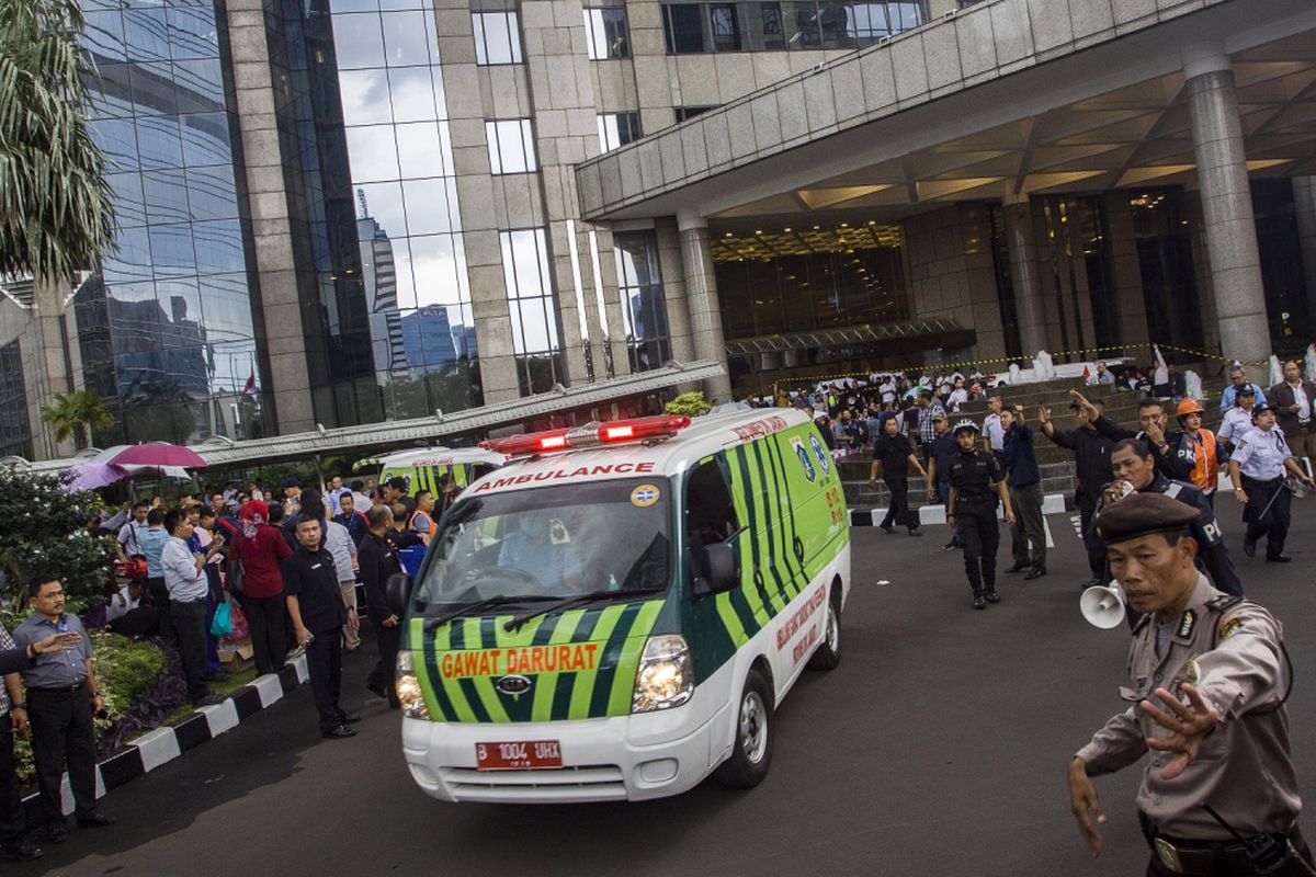 Petugas mengevakuasi korban ambruknya selasar gedung Tower II gedung BEI, di Jakarta, Senin (15/1). Selasar Tower II Gedung Bursa Efek indonesia ambruk pada sekitar pukul 12.10 WIB. Hingga saat ini belum diketahui penyebab peristiwa tersebut. ANTARA FOTO/Galih Pradipta/kye/18