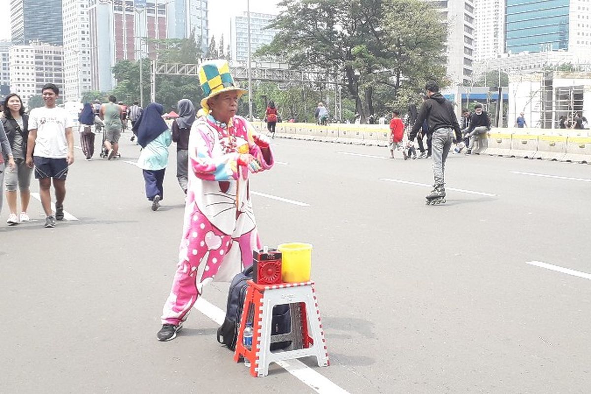 Mumu (60) pengamen berkostum unik bak badut di kawasan Duku Atas, Jakarta Pusat pada Minggu (4/11/2018).