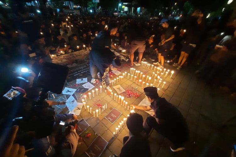 Aksi solidaritas suporter Gunungkidul kepada tragedi Stadion Kanjuruhan, Malang, Jawa Timur di titik nol kilometer Senin (3/10/2022) malam