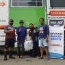 6,5 Jam Tertahan Rombongan Jokowi, ACT Akhirnya Bagikan 500 Nasi Boks untuk Korban Banjir Bekasi di Jalan