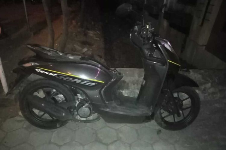 Pemotor di Ngawi tiba tiba mengalami kecelakaan jatuh dari motor den tewas di lokasi kejadian perkara. Petugas medis mlakukan evakuasi dengan mengenakan APD untuk mengantisipasi penularan covid 19.