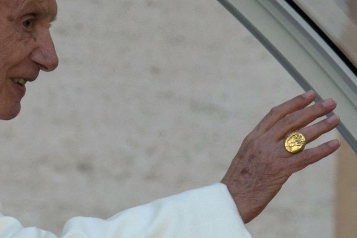 Benediktus XVI mengenakan cincin kepausan pribadinya.