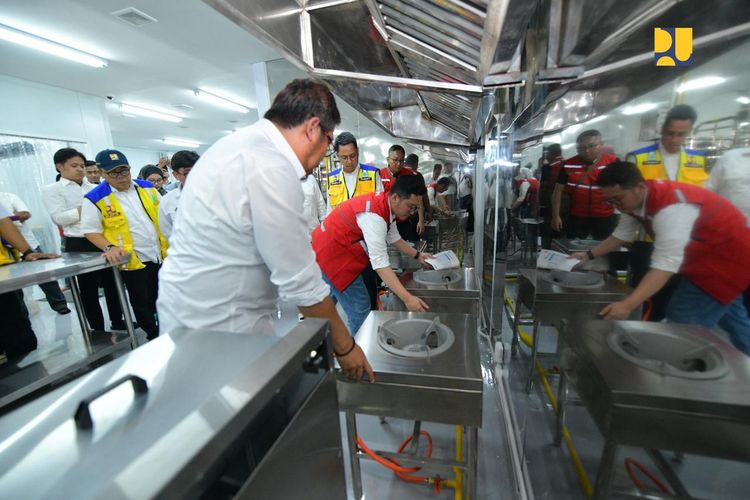 Ilustrasi dapur MBG. Satuan Pelayanan Pemenuhan Gizi (SPPG) yang belum memiliki air layak konsumsi untuk sementara menggunakan air mineral dalam kemasan galon saat memasak menu Makan Bergizi Gratis (MBG).