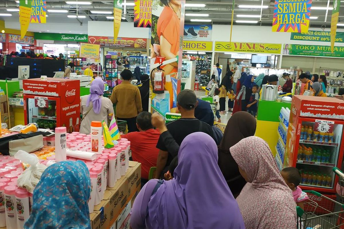 Antrean kassa mengular di Giant Ekstra Wisma Asri, Bekasi Utara, Senin (24/6/2019). Giant Ekstra Wisma Asri merupakan satu dari 6 gerai Giant yang akan ditutup.