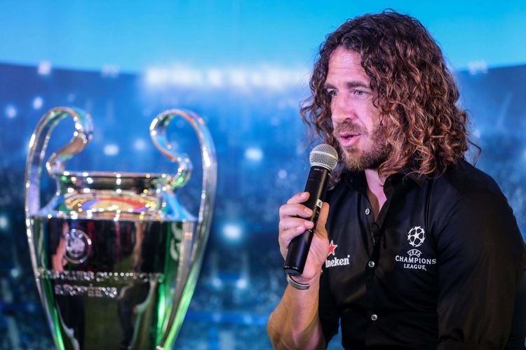 Legenda Barcelona, Carles Puyol bersama trofi Liga Champions dalam kunjungannya ke Jakarta, Senin (11/3/2019). Puyol datang untuk memeriahkan UEFA Champions League Trophy Tour yang dihelat di tiga kota di Indonesia, masing-masing di Jakarta (11-12 Maret), Surabaya (13-14 Maret), dan Denpasar (16-17 Maret).