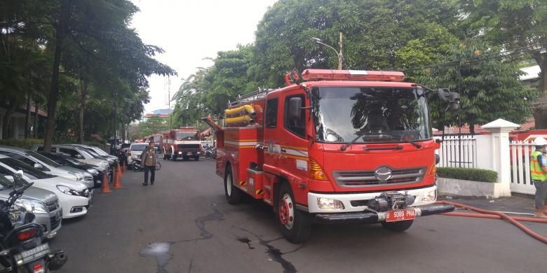 20 Unit Mobil Pemadam Kebakaran Dikerahkan Tangani Kebakaran di Palmerah