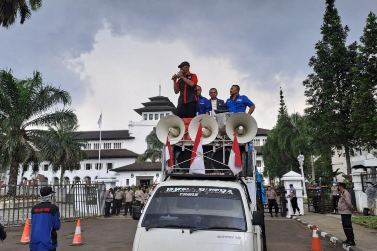 Gaji UMR Bandung 2024 atau UMK Bandung sudah disahkan Gubernur Jawa Barat, di mana UMR Kota Bandung adalah yang tertinggi.
