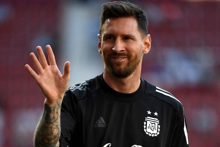 Lionel Messi melambaikan tangan jelang laga ekshibisi antara Argentina vs Estonia di Stadion El Sadar, Pamplona, Spanyol, 5 Juni 2022. Lionel Messi kini bersiap membela Argentina dalam dua laga persahabatan melawan Panama dan Curacao pada 24 serta 28 Maret 2023 WIB.