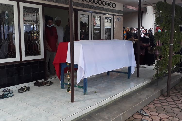 Peti mati AKBP Beni Mutahir saat disalatkan oleh sanak saudara di kediamannya di Kabupaten Malang.