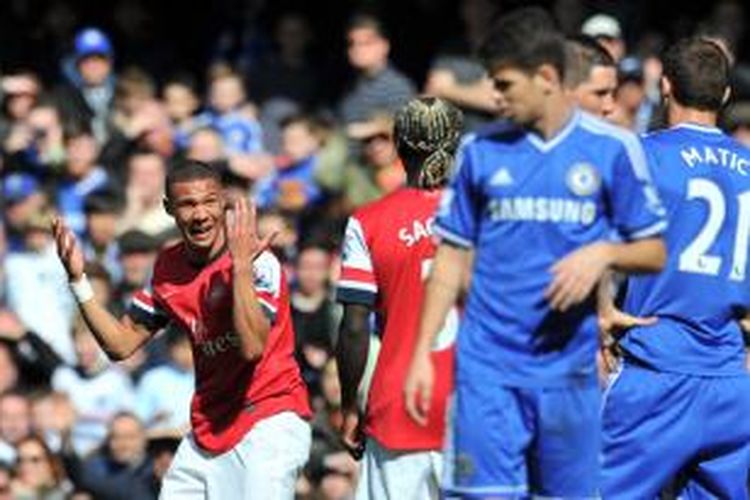 Reaksi bek Arsenal, Kieran Gibbs (kiri), setelah diganjar kartu merah oleh wasit Andre Marriner pada menit ke-15 pertandingan Premier League melawan Chelsea, di Stamford Bridge, Sabtu (22/3/2014).