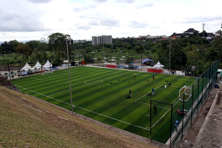 Pemandangan tampak atas sebuah mini soccer, Maguwo Soccer Field dibangun untuk mendukung perkembangan sepak bola Indonesia yang di resmikan yang tarletak di Kecamatan Depok, Kabupaten Sleman, Yogyakarta, Selasa  (17/1/2023) sore. 