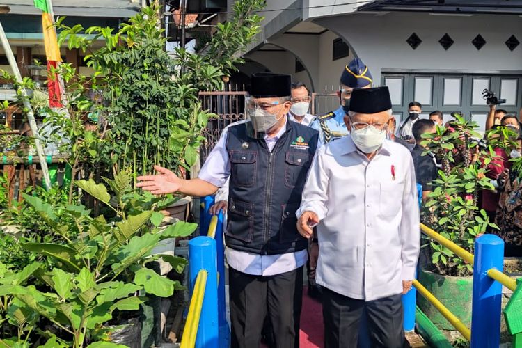 Wakil Presiden Ma'ruf Amin saat berkunjung kawasan agrowisata urban farming, Kelurahan Pajajaran, Kecamatan Cicendo, Kota Bandung, Jawa Barat, Rabu (29/9/2021).