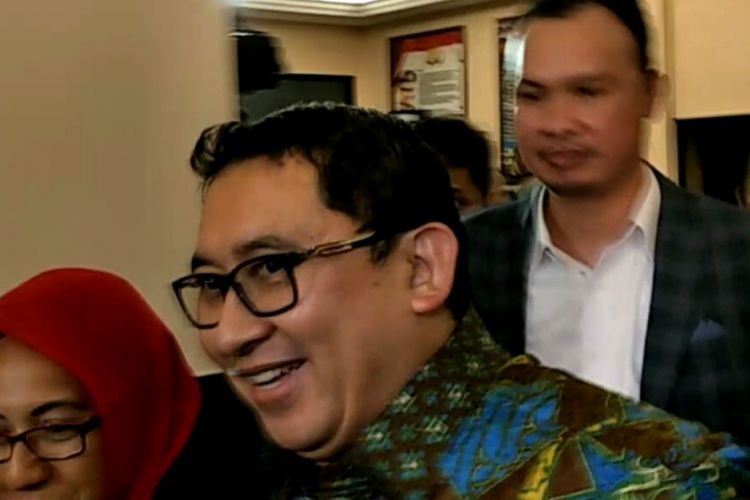 Wakil Ketua DPR Fadli Zon saat nengunjungi artis musik Ahmad Dhani di Polres Metro Jakarta Selatan, Kamis (30/11/2017).