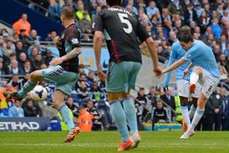 Gelandang Manchester City, Samir Nasri, melepaskan tembakan dari luar kotak penalti, yang berujung gol ke gawang West Ham United, pada pertandingan Premier League pekan ke-38, di Etihad Stadium, Manchester, Minggu (11/5/2014).