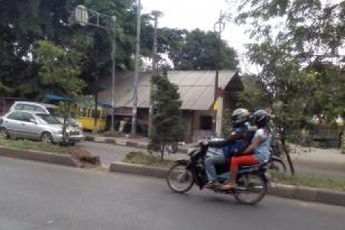 Trotoar di jalur Kalimalang dijebol warga.