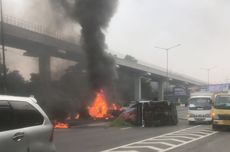 Terbakarnya Mobil di Tol Japek Imbas Pecah Ban lalu Ditabrak Pikap