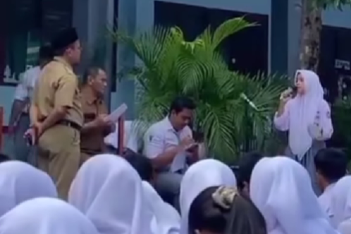 Sejumlah siswa SMAN 14 Kota Bekasi menggelar aksi protes usai upacara bendera pada Senin (8/9/2025).